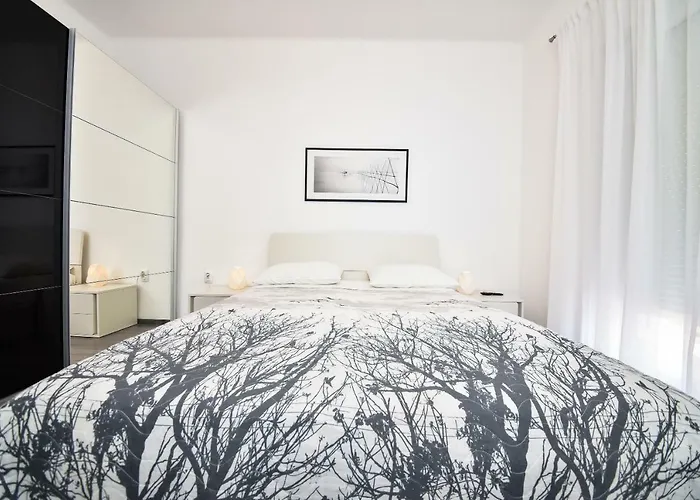 Benelux Апартаменты Задар